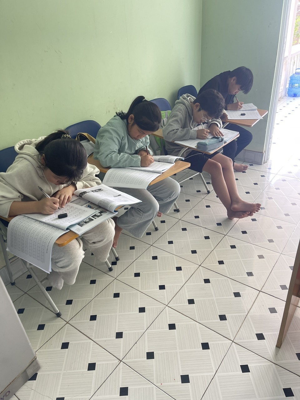 Long An: Nhiều Học Sinh Dành Thời Gian Nghỉ Hè Để Học Tiếng Trung